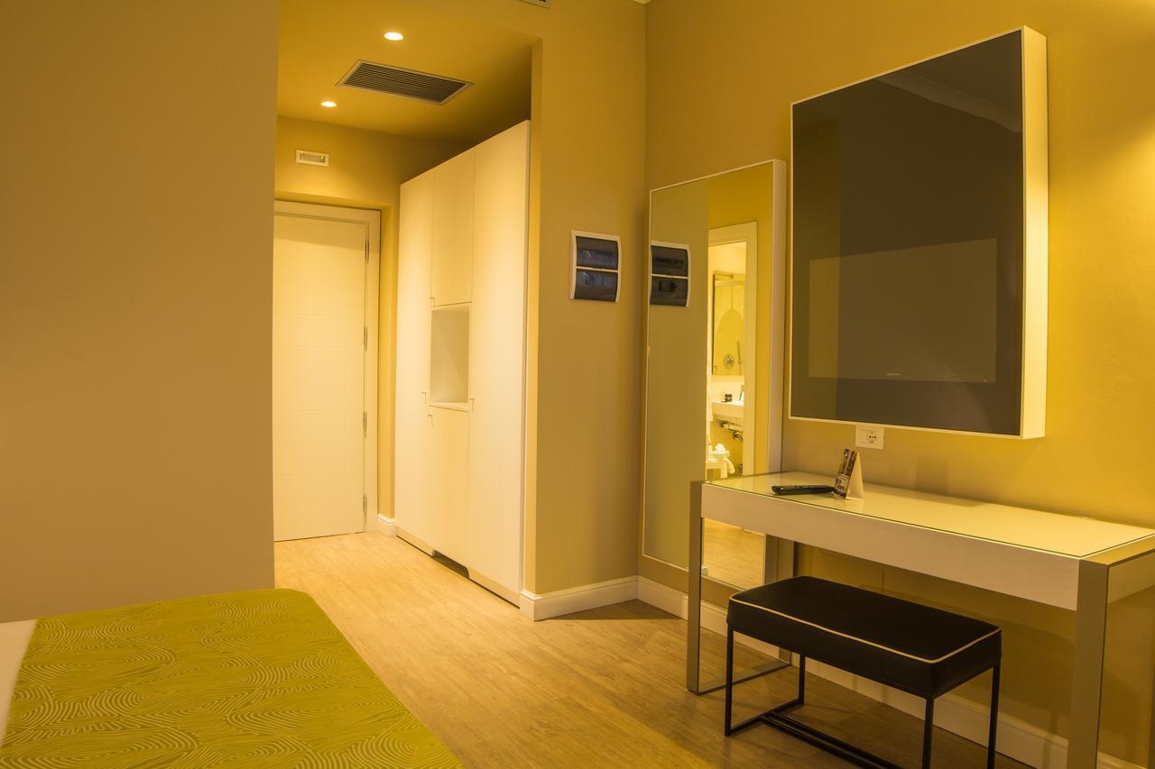 Hotel Universal ลีวอร์โน ภายนอก รูปภาพ