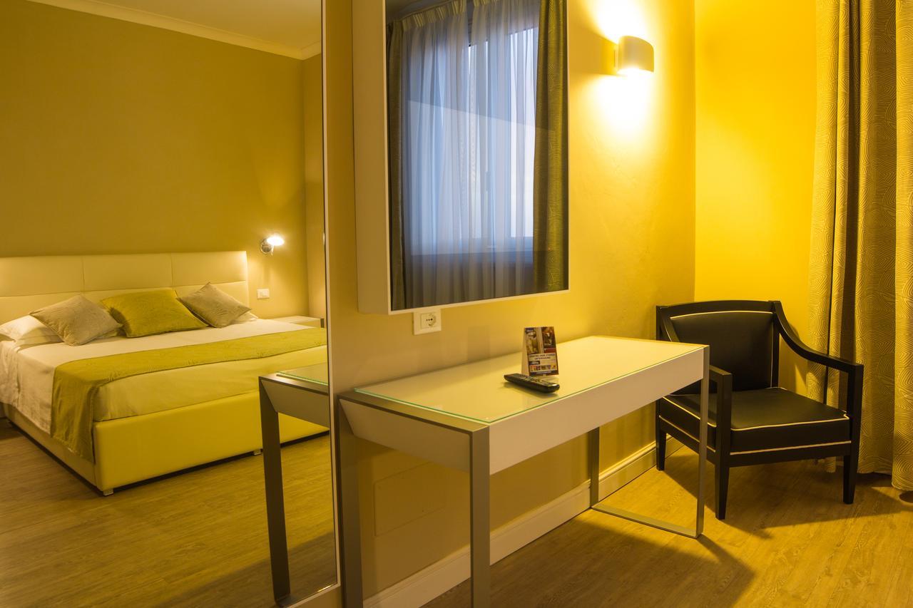 Hotel Universal ลีวอร์โน ภายนอก รูปภาพ