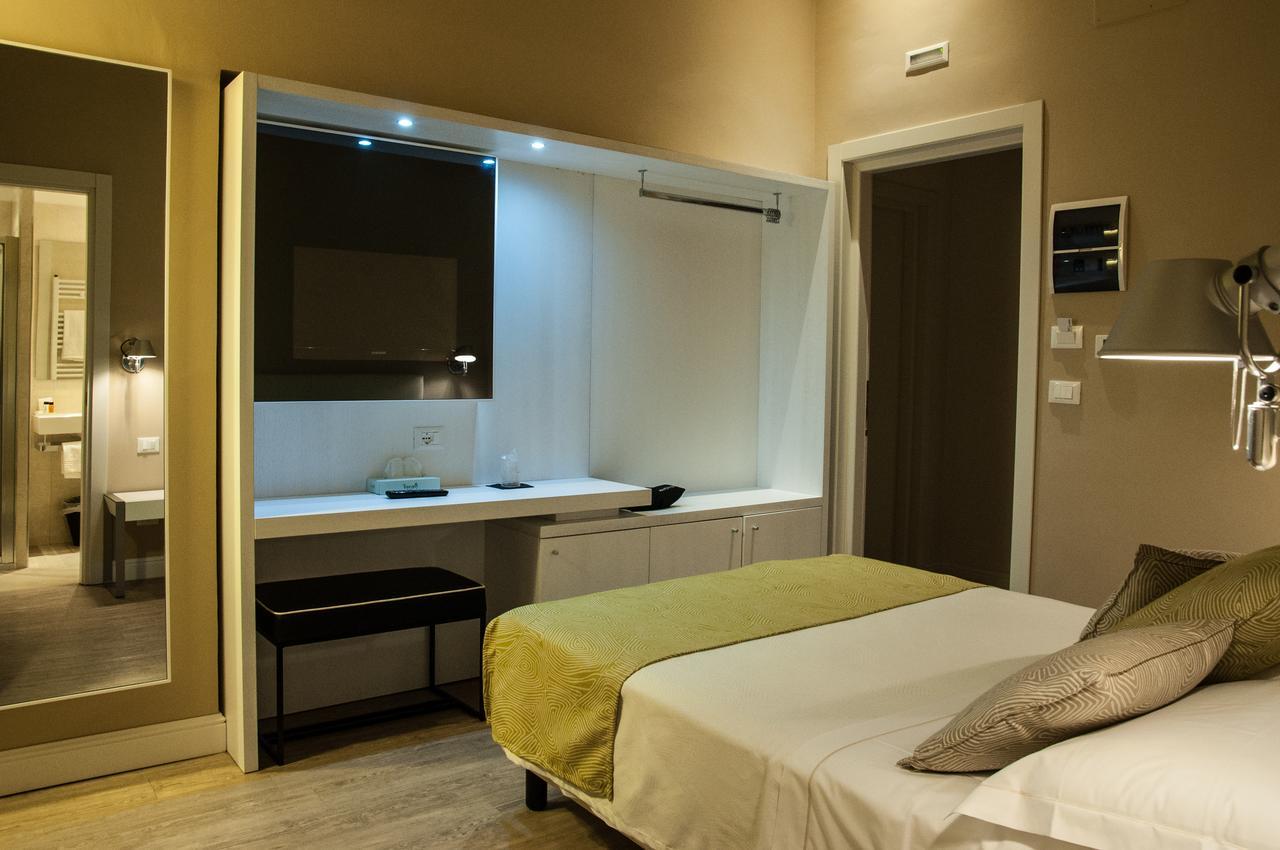 Hotel Universal ลีวอร์โน ภายนอก รูปภาพ