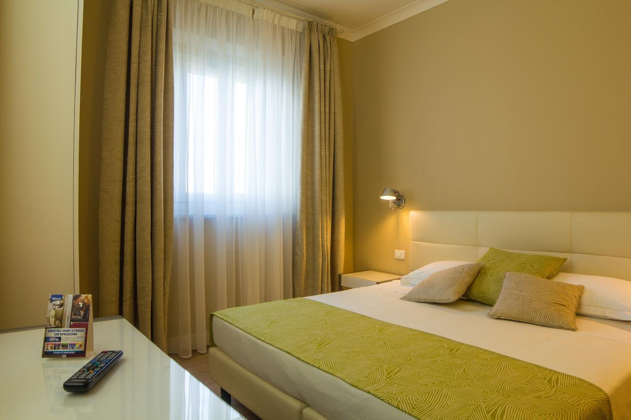 Hotel Universal ลีวอร์โน ภายนอก รูปภาพ